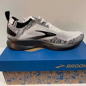 Women’s Brooks Levitate 4 sneakers